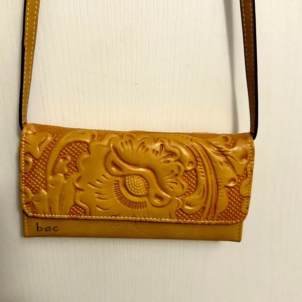 B.O.C. Leather Pursette. Long shoulder straps. Top new condition. Light Tan